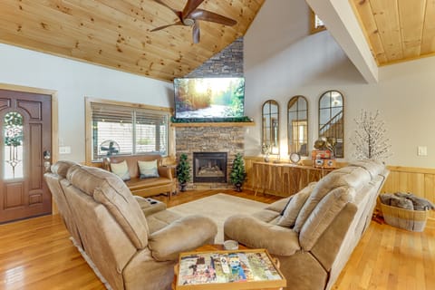 < 1 Mi to Lake Blue Ridge: Forest-View Gem w/ Deck House in Morganton