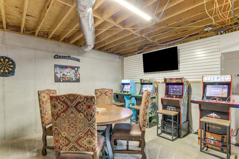 < 1 Mi to Lake Blue Ridge: Forest-View Gem w/ Deck House in Morganton