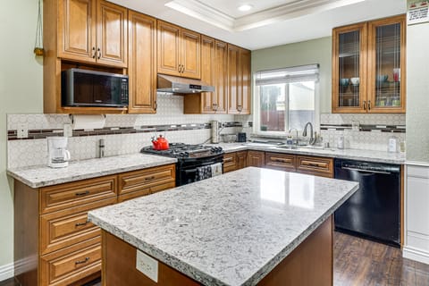 Near Tech HQs & World Cup: Commuter’s Fremont Hub House in Hayward