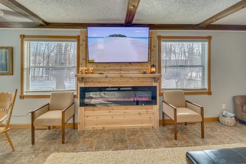 Group Getaway: Walk to Lake Le Homme Dieu! House in Minnesota