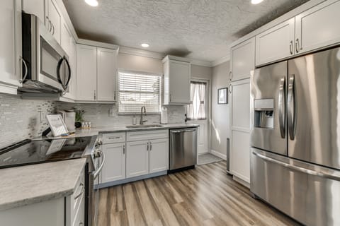 5 Mi to Riverwalk: Bradenton Family Home w/ Yard House in Bayshore Gardens