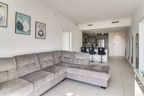 Steps to Dtwn Doral Park: Modern Group Retreat! Apartment in Doral