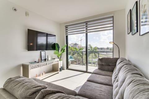 Steps to Dtwn Doral Park: Modern Group Retreat! Apartment in Doral