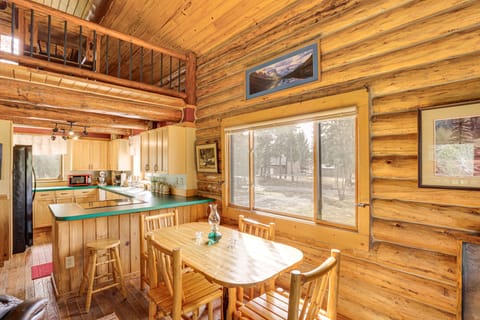 Wild Adventures in Eureka! Amish-Crafted Cabin House in Idaho
