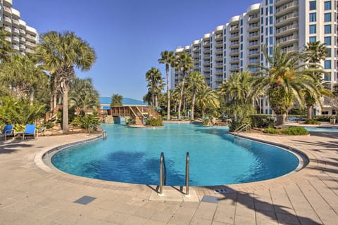 Family-Friendly Palms of Destin Gem: Walk to Beach Apartment in Destin