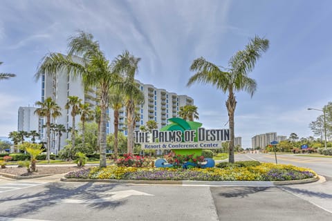 Family-Friendly Palms of Destin Gem: Walk to Beach Apartment in Destin