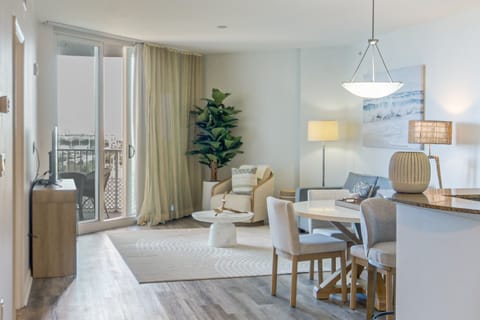 Family-Friendly Palms of Destin Gem: Walk to Beach Apartment in Destin