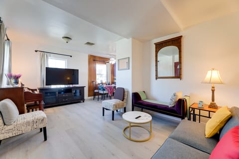 Centrally Located in SoCal! Home Close to Highways House in Bellflower