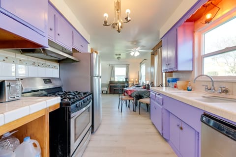 Centrally Located in SoCal! Home Close to Highways House in Bellflower