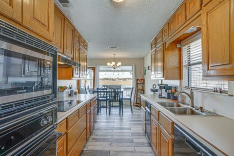 5 Mi to Granbury Square: Waterfront Escape w/ Dock House in Texas