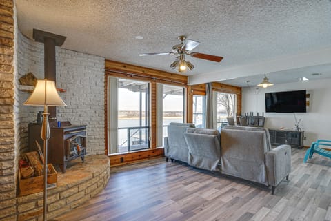 5 Mi to Granbury Square: Waterfront Escape w/ Dock House in Texas