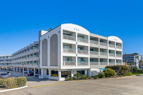Unwind Poolside, Walk to Shore! Galveston Getaway Apartment in Galveston Island