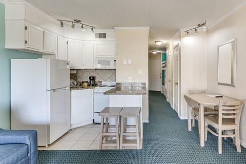 Unwind Poolside, Walk to Shore! Galveston Getaway Apartment in Galveston Island