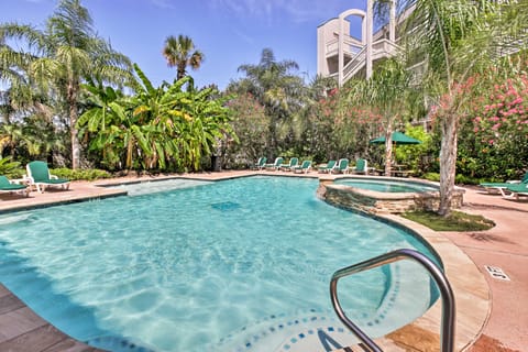 Unwind Poolside, Walk to Shore! Galveston Getaway Apartment in Galveston Island