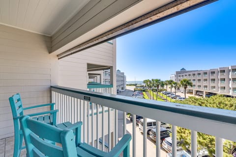 Unwind Poolside, Walk to Shore! Galveston Getaway Apartment in Galveston Island