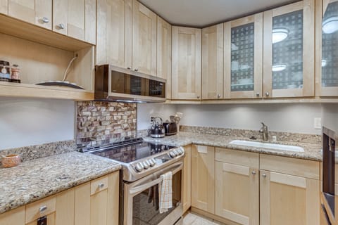 2 Mi to Dtwn! Snowbird Gem w/ Pool in Palm Springs Apartment in Palm Springs