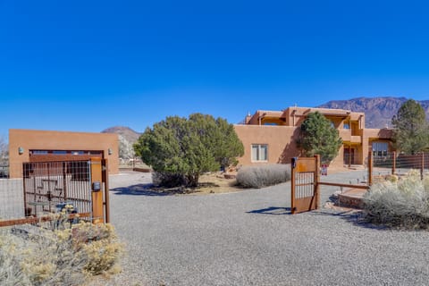 Luxe Desert Retreat w/ Mtn Views in Albuquerque! House in Albuquerque