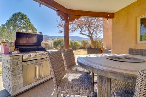 Luxe Desert Retreat w/ Mtn Views in Albuquerque! House in Albuquerque