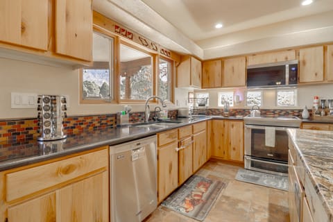 Luxe Desert Retreat w/ Mtn Views in Albuquerque! House in Albuquerque