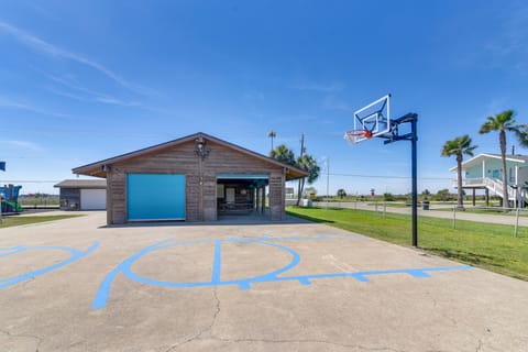 Walk to Beach & Local Pool! Galveston Area Condo Apartment in Jamaica Beach