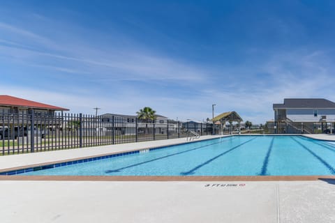 Walk to Beach & Local Pool! Galveston Area Condo Apartment in Jamaica Beach