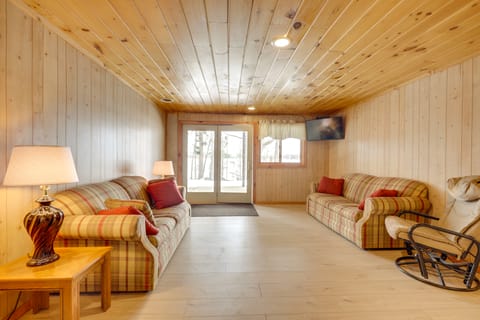 Fishing Paradise: Lakefront Duplex in Northwoods House in Wisconsin