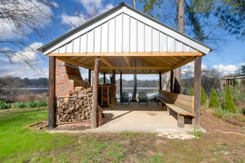 Pavilion & Outdoor Fireplace! Lake Joy Retreat House in Perry