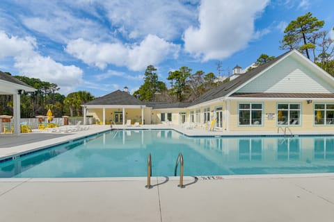 1 Mi to Beach! Sleek Golf & Pool Retreat Apartment in Garden City