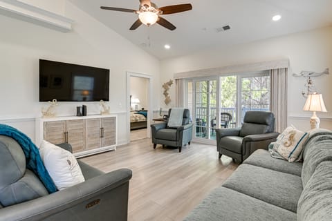 1 Mi to Beach! Sleek Golf & Pool Retreat Apartment in Garden City