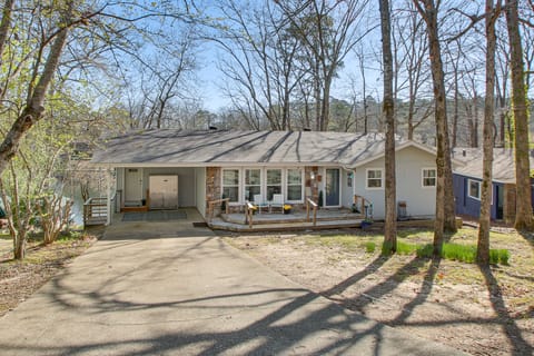 Tranquil Family Retreat w/ Views on Lake Desoto House in Garland County