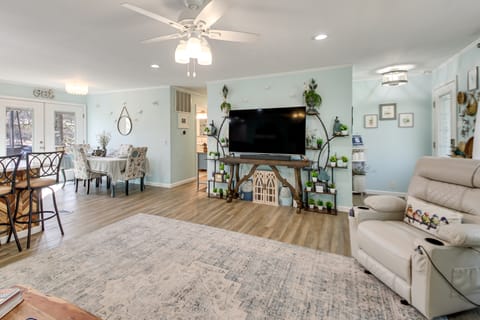 Tranquil Family Retreat w/ Views on Lake Desoto House in Garland County