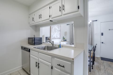 2 Mi to LSU: Fun-Filled Home Base in Baton Rouge! Apartment in Baton Rouge