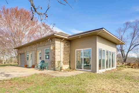 Peaceful Country Escape w/ Sunroom in Richland Apartment in Ozark Mountains