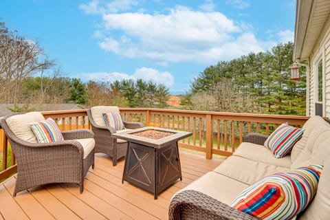 Long-Range Mtn Views! Scenic Asheville Sanctuary House in Asheville