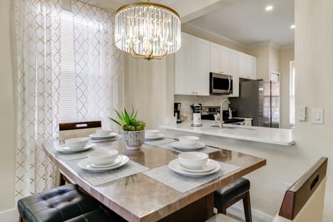 Disney Magic & Resort Fun! Family Gem in Davenport Apartment in Four Corners