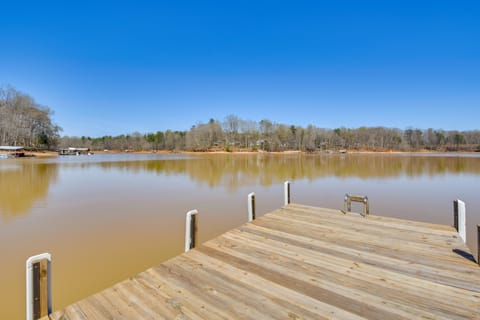 Private Beach & Dock: Lake Hartwell Family Getaway House in Lake Hartwell