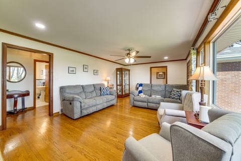 Sunroom & Spacious Yard: Home Near Louisville! House in Jeffersontown