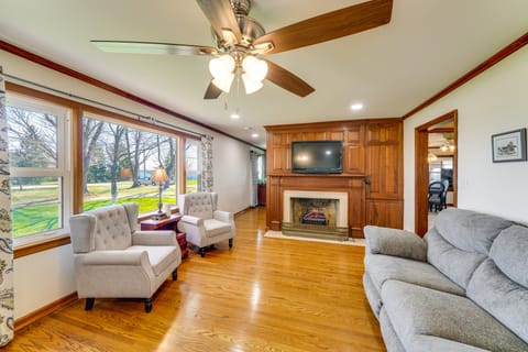 Sunroom & Spacious Yard: Home Near Louisville! House in Jeffersontown