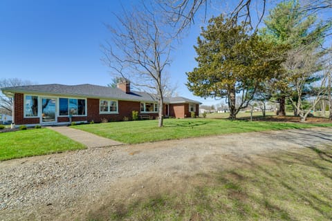 Sunroom & Spacious Yard: Home Near Louisville! House in Jeffersontown