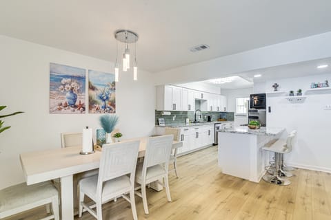 1/2 Mi to Sylvan Beach Park! Chic Townhome w/ Yard Apartment in La Porte