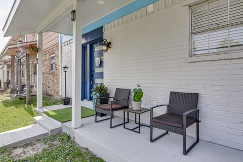 1/2 Mi to Sylvan Beach Park! Chic Townhome w/ Yard Apartment in La Porte