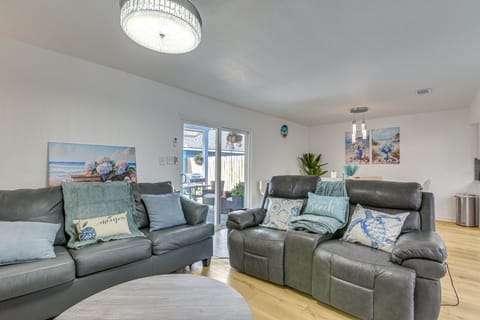 1/2 Mi to Sylvan Beach Park! Chic Townhome w/ Yard Apartment in La Porte