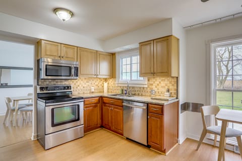 Sandusky Adventure Hub: Patios, Grill + Yard! House in Lake Erie