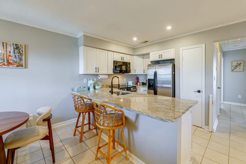 Bright & Airy Condo: Walk to Beach/Boardwalk! Apartment in Ocean City