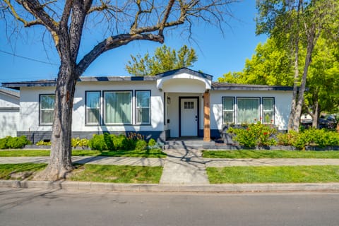 Downtown Modesto Gem! Updated Family Home House in Modesto