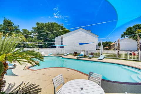 Stroll to Beach! 3BR Gulfport Escape, Pool Access Apartment in Gulfport