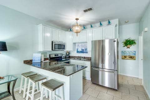 Stroll to Beach! 3BR Gulfport Escape, Pool Access Apartment in Gulfport