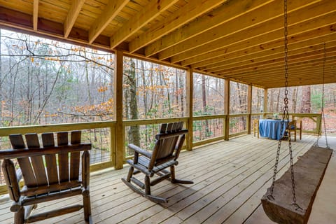 Groups Welcome! Cozy Creek-Front Cabin in Old Fort House in Tennessee
