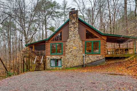 Groups Welcome! Cozy Creek-Front Cabin in Old Fort House in Tennessee