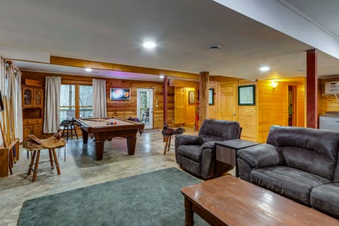 Groups Welcome! Cozy Creek-Front Cabin in Old Fort House in Tennessee